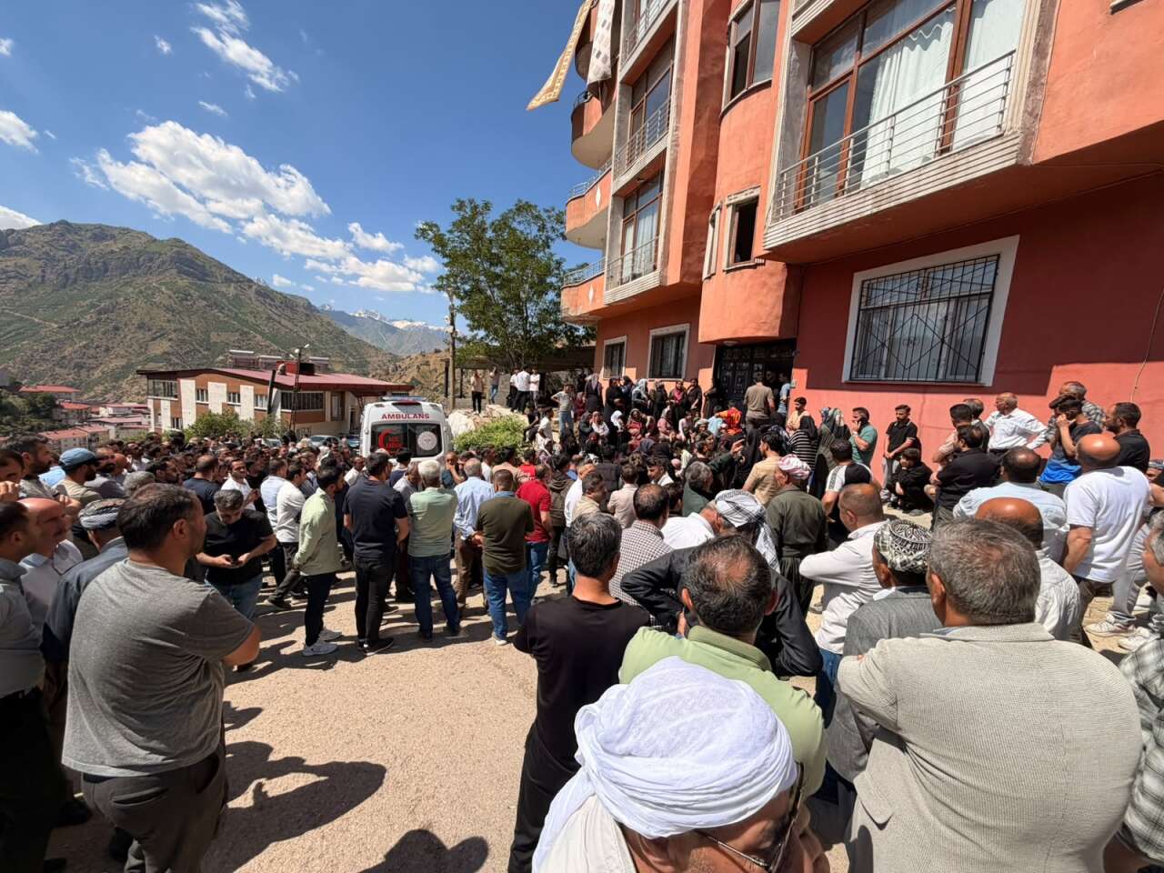 Uzman çavuşun katlettiği aile yan yana toprağa verildi 1